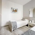 F12 2, Private Two Single Beds Privated Bathroom In Shared Flat Pansiyon
