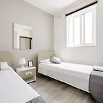 F12 2, Private Two Single Beds Privated Bathroom In Shared Flat Pansiyon *