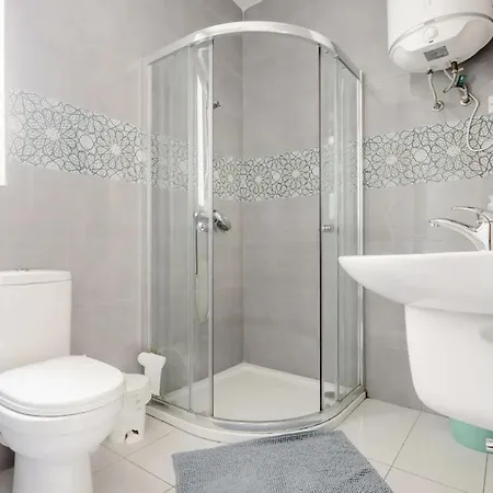 F12 2, Private Two Single Beds Privated Bathroom In Shared Flat בית אירוח