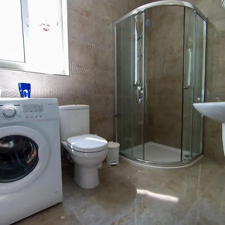 Δωμάτια σε οικογενειακή κατοικία F12 2, Private Two Single Beds Privated Bathroom In Shared Flat