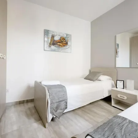 F12 2, Private Two Single Beds Privated Bathroom In Shared Flat Homestay