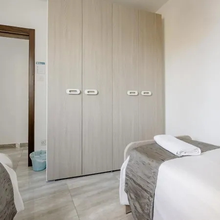 Проживание в семье F12 2, Private Two Single Beds Privated Bathroom In Shared Flat