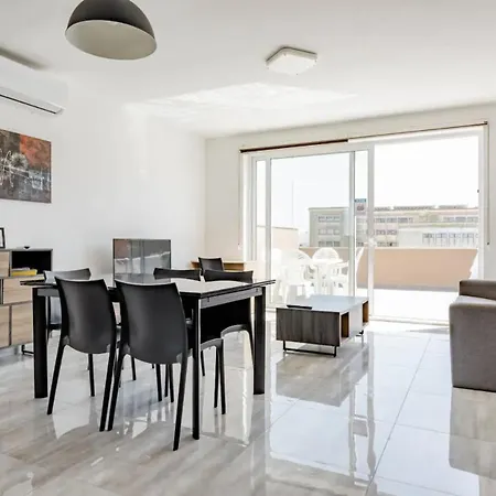Δωμάτια σε οικογενειακή κατοικία F12 2, Private Two Single Beds Privated Bathroom In Shared Flat *