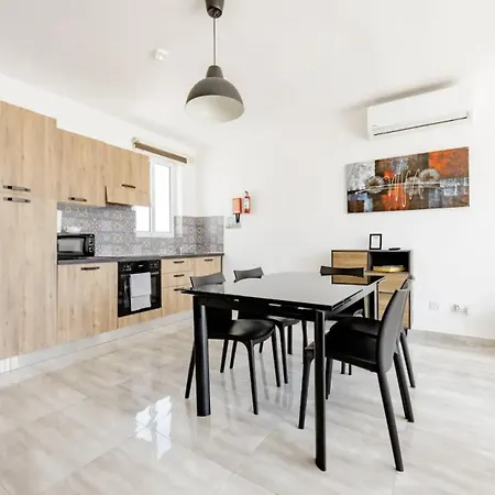 Δωμάτια σε οικογενειακή κατοικία F12 2, Private Two Single Beds Privated Bathroom In Shared Flat Msida