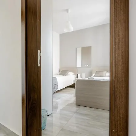 F12 2, Private Two Single Beds Privated Bathroom In Shared Flat * Msida