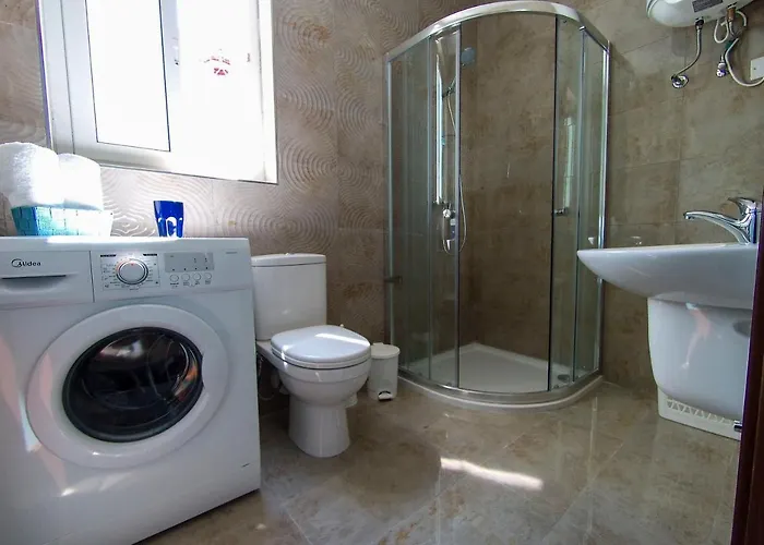 Gazde/Camere de închiriat F12 2, Private Two Single Beds Privated Bathroom In Shared Flat