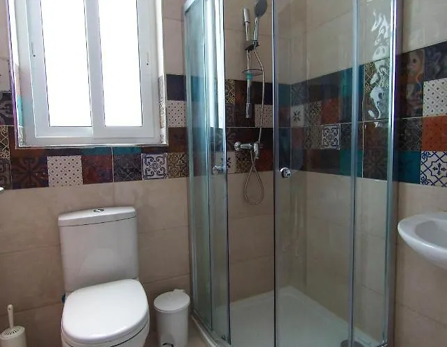 Gazde/Camere de închiriat F12 2, Private Two Single Beds Privated Bathroom In Shared Flat