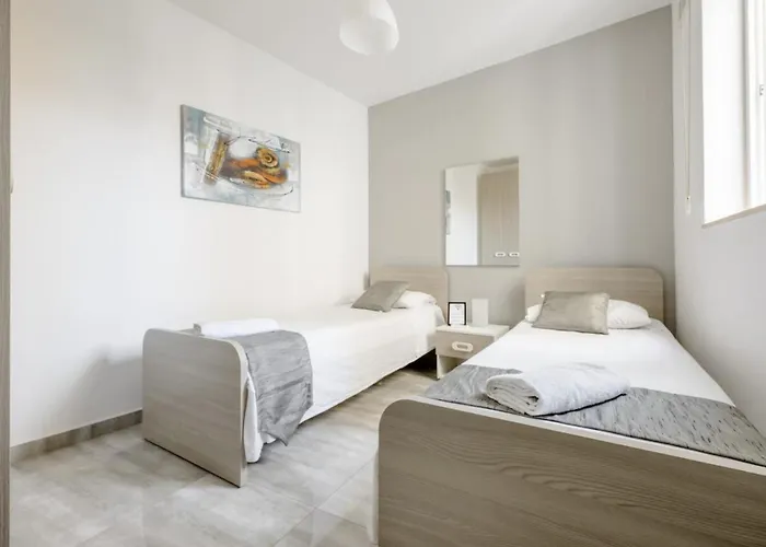 F12 2, Private Two Single Beds Privated Bathroom In Shared Flat Gazde/Camere de închiriat *