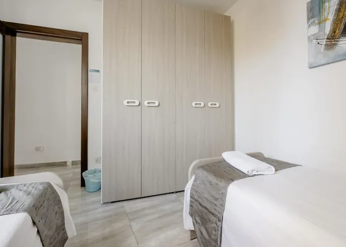 Gazde/Camere de închiriat F12 2, Private Two Single Beds Privated Bathroom In Shared Flat