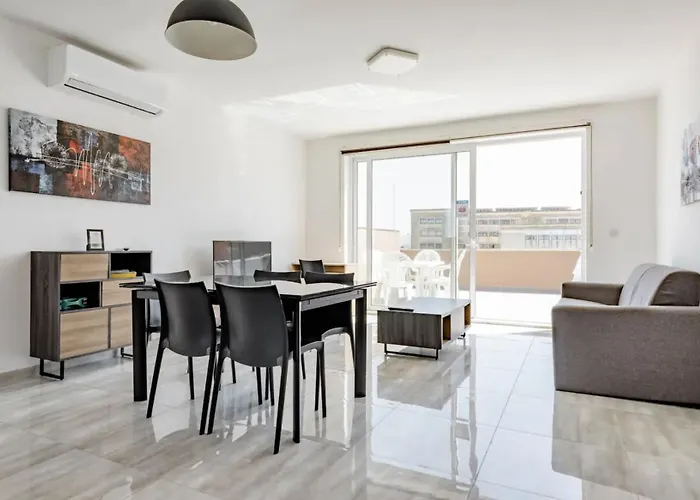 Gazde/Camere de închiriat F12 2, Private Two Single Beds Privated Bathroom In Shared Flat *