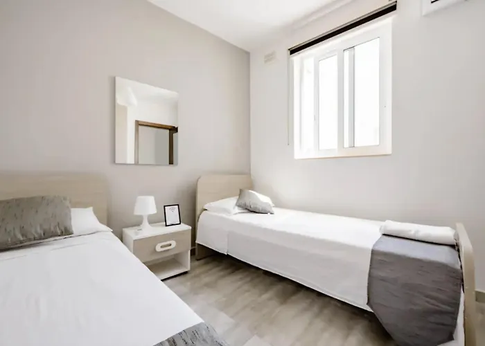 F12 2, Private Two Single Beds Privated Bathroom In Shared Flat Gazde/Camere de închiriat *
