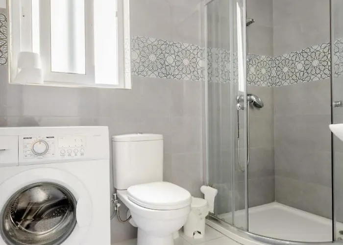F12 2, Private Two Single Beds Privated Bathroom In Shared Flat Gazde/Camere de închiriat *