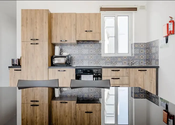 Gazde/Camere de închiriat F12 2, Private Two Single Beds Privated Bathroom In Shared Flat